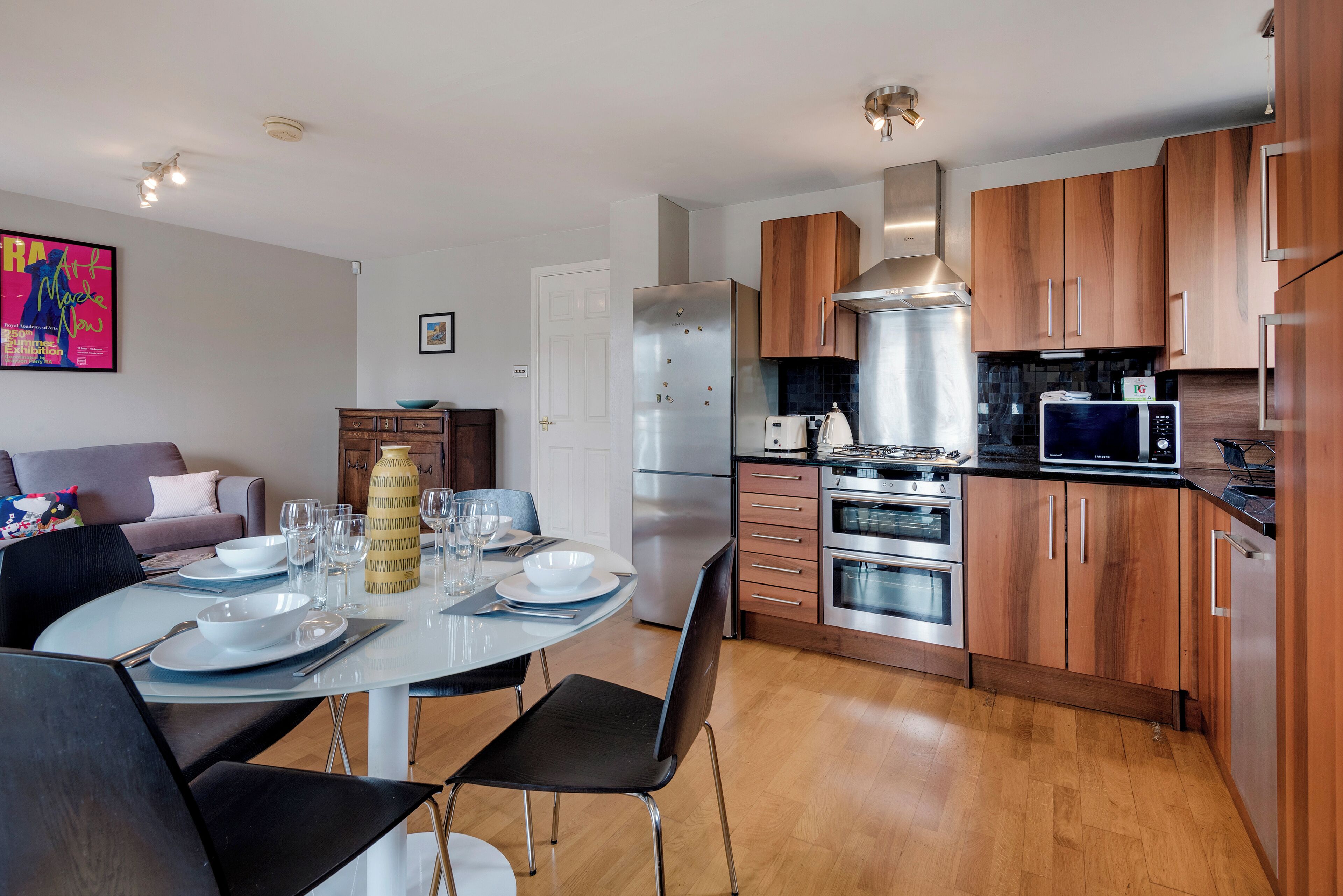 Apartment (2 Bedrooms) | Private kitchen | Fridge, microwave, oven, stovetop