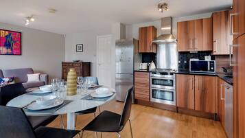 Apartemen (2 Bedrooms) | Dapur pribadi | Lemari es, microwave, oven, dan kompor