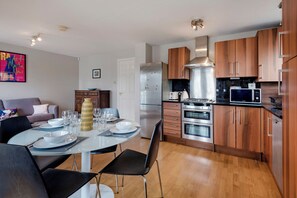 Apartemen (2 Bedrooms) | Dapur pribadi | Lemari es, microwave, oven, dan kompor