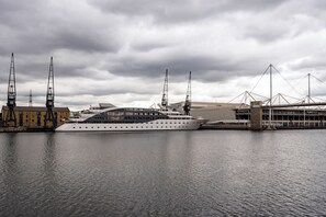 Basic Apartment, 1 Bedroom (2 Bedrooms) | Dock - Panoramic Docklands Home (London)
