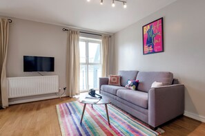 Apartamento básico, 1 quarto (2 Bedrooms) | Sala de estar | TV