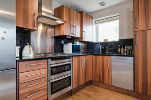 Apartment (2 Bedrooms) | Private kitchen | Fridge, microwave, oven, stovetop - Panoramic Docklands Home (London)
