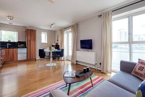 Apartment (2 Bedrooms) | Living room | TV - Panoramic Docklands Home (London)