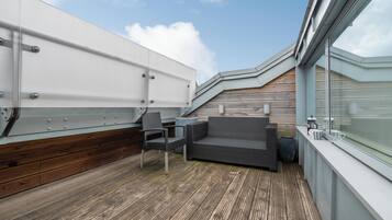 Talo (3 Bedrooms) | Parveke