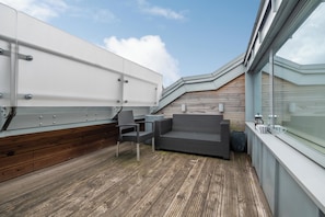 Talo (3 Bedrooms) | Parveke