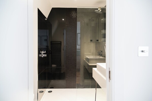Casa (3 Bedrooms) | Baño | Amenidades de baño de diseñador, secadora de cabello, toallas, jabón 