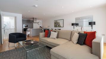 House (3 Bedrooms) | Living room