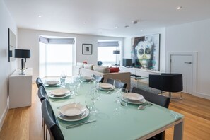 Talo (3 Bedrooms) | Ruokailu omassa huoneessa