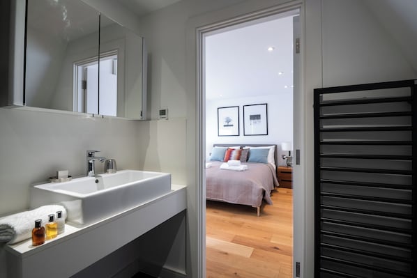 Talo (3 Bedrooms) | Kylpyhuone | Designer-hygieniatuotteet, hiustenkuivaaja, pyyhkeet, saippua