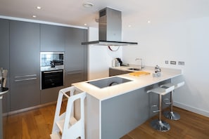 Talo (3 Bedrooms) | Yksityinen keittiö | Jääkaappi, mikroaaltouuni, uuni, liesi