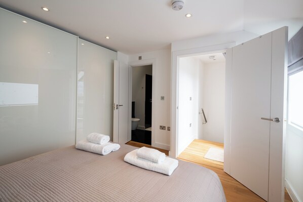 House (3 Bedrooms) | 3 bedrooms, individually decorated, individually furnished, desk - A Hint of Pink (London)