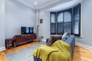 Căn hộ Cao cấp (1 Bedroom) | Phòng khách | Smart TV 24-inch có truyền hình cáp, TV 