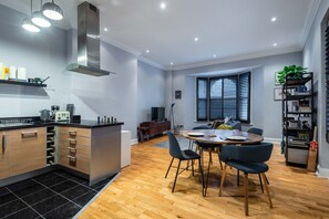 Luxury-Apartment (1 Bedroom) | Essbereich im Zimmer