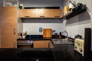 Căn hộ Cao cấp (1 Bedroom) | Bếp riêng | Tủ lạnh, lò nướng, bếp nấu, máy rửa bát 