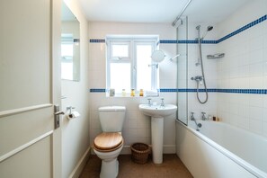Apartment (1 Bedroom) | Bathroom | Combined shower/tub, designer toiletries, hair dryer, towels - Traditional Fulham Home Close to the River Thames by Underthedoormat (London)