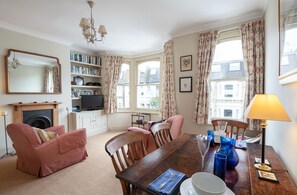 Leilighet (1 Bedroom) | Oppholdsrom | En 24-tommers TV med kabel-kanaler