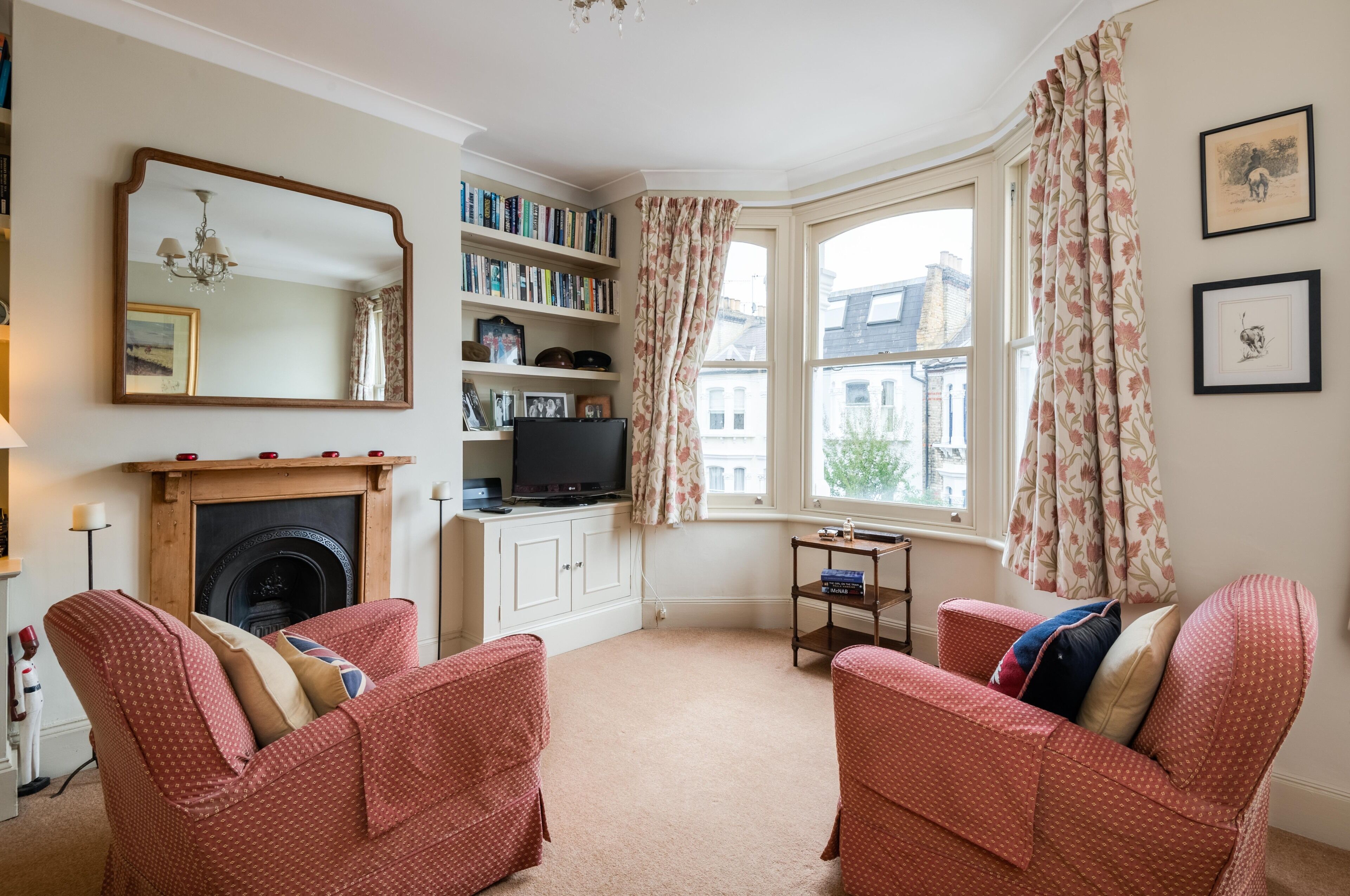 Apartment (1 Bedroom) | Wohnbereich | 24-Zoll-Fernseher mit Kabelempfang