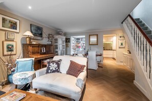 House (2 Bedrooms) | Living room | 24-inch TV with cable channels - A Hidden Mews (London)
