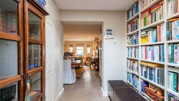 Hus (2 Bedrooms) | Oppholdsområde | En 24-tommers TV med kabel-kanaler