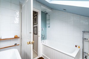 House (2 Bedrooms) | Bathroom | Bathtub, free toiletries, hair dryer, towels - A Hidden Mews (London)