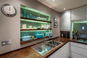 House (2 Bedrooms) | Private kitchen | Fridge, microwave, oven, stovetop - A Hidden Mews (London)