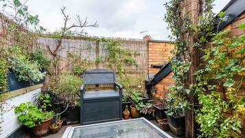 House (2 Bedrooms) | Balcony