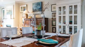 House (2 Bedrooms) | In-room dining