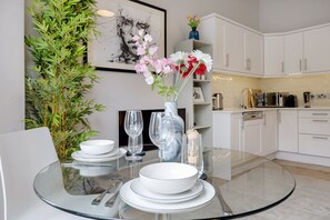 Luxury Apartment (1 Bedroom) | In-room dining