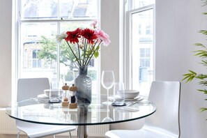 Luxury Apartment (1 Bedroom) | In-room dining