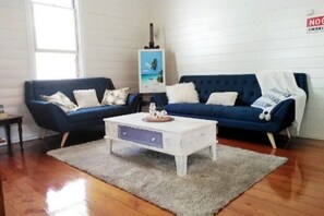 Deluxe Apartment | Living room - Classic QLD Huge Deck Pool CowboyStadium (West End)