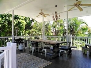 Outdoor dining - Classic QLD Huge Deck Pool CowboyStadium (West End)