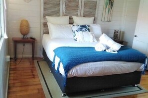 Deluxe Apartment | 2 bedrooms, iron/ironing board, free WiFi, bed sheets - Classic QLD Huge Deck Pool CowboyStadium (West End)