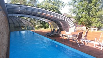 Una piscina al aire libre, una piscina climatizada