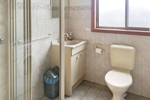 Bathroom - Home Near Shops & Beach (Rye)