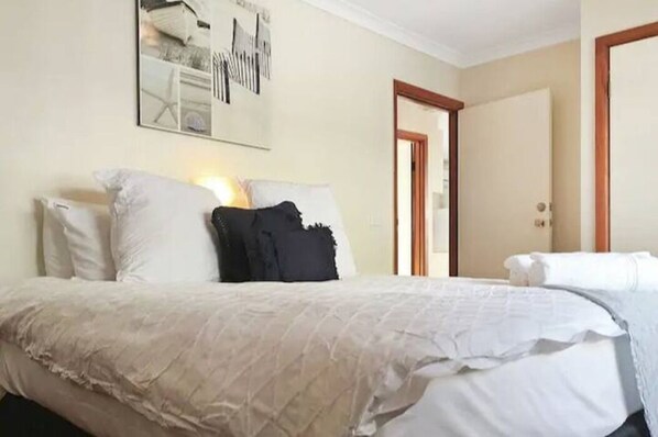 2 bedrooms, individually decorated, individually furnished, desk - Home Near Shops & Beach (Rye)