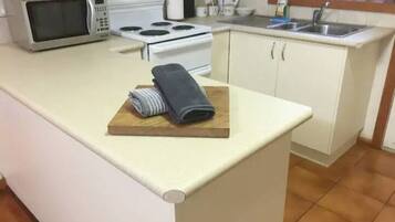 منزل كلاسيكي | مطبخ خاص | ثلاجة/مجمد بحجم كبير، ميكروويف، فرن، موقد طهي مسطح