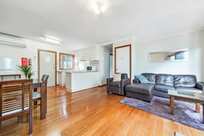 Design House | Living area | Flat-screen TV - Secret Dream Location with WIFI and Wine (Rye)