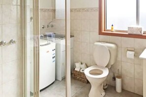 Design House | Bathroom | Shower, towels - Secret Dream Location with WIFI and Wine (Rye)