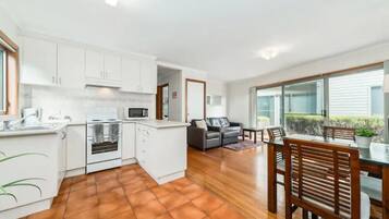 منزل بتصميم مميز | مطبخ خاص | ثلاجة/مجمد بحجم كبير، ميكروويف، فرن، موقد طهي مسطح