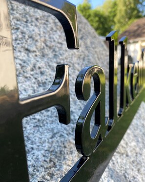 A close-up of a metallic sign with the word "Falling" prominently displayed. - Falkenhof (Westensee)