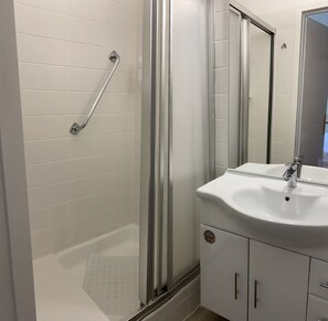 Een douche, een haardroger, handdoeken