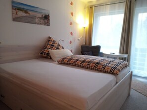 Desk, laptop workspace, blackout curtains, free WiFi - Falkenhof (Westensee)