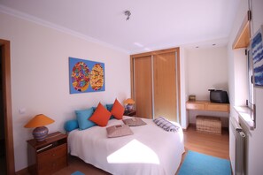 1 quarto, ferros/tábuas de passar roupa, berço de viagem