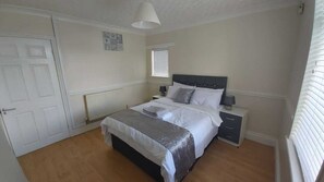 4 quartos, ferros/tábuas de passar roupa, Wi-Fi, roupa de cama