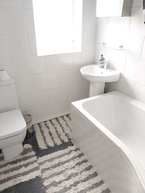 Towels, toilet paper - Spacious, Stylish 4 Bedroom House - Free Parking (Birmingham)