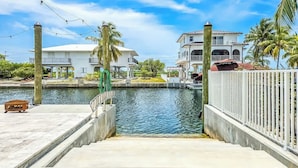 Une propriété située au bord de l’eau, dotée d’un quai, d’une piscine et de deux grandes maisons.