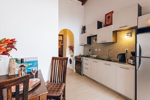 Een koelkast, een oven, een kookplaat, een koffiezetapparaat/waterkoker