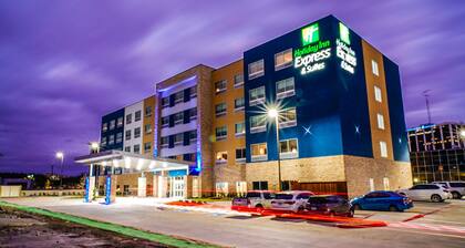 Holiday Inn Express & Suites Dallas Central Market Center by IHG