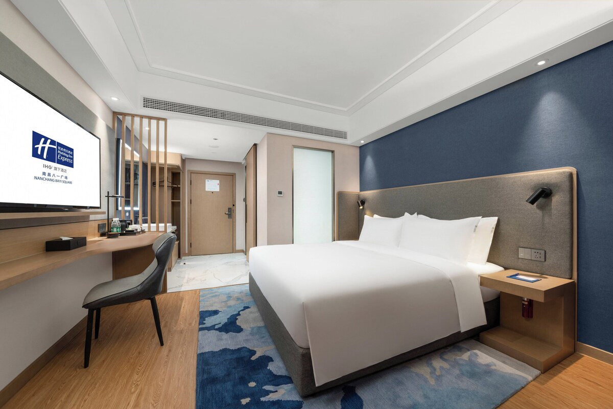 Standard Room, 1 King Bed, City View (High Floor) | Down comforters, desk, blackout drapes, bed sheets