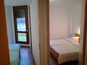 Cots/infant beds